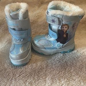 WORN ONCE SIZE 6 FROZEN WINTER BOOTS